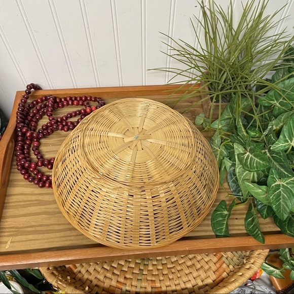 Vintage tan bohemian round wicker basket - Picture 3 of 5